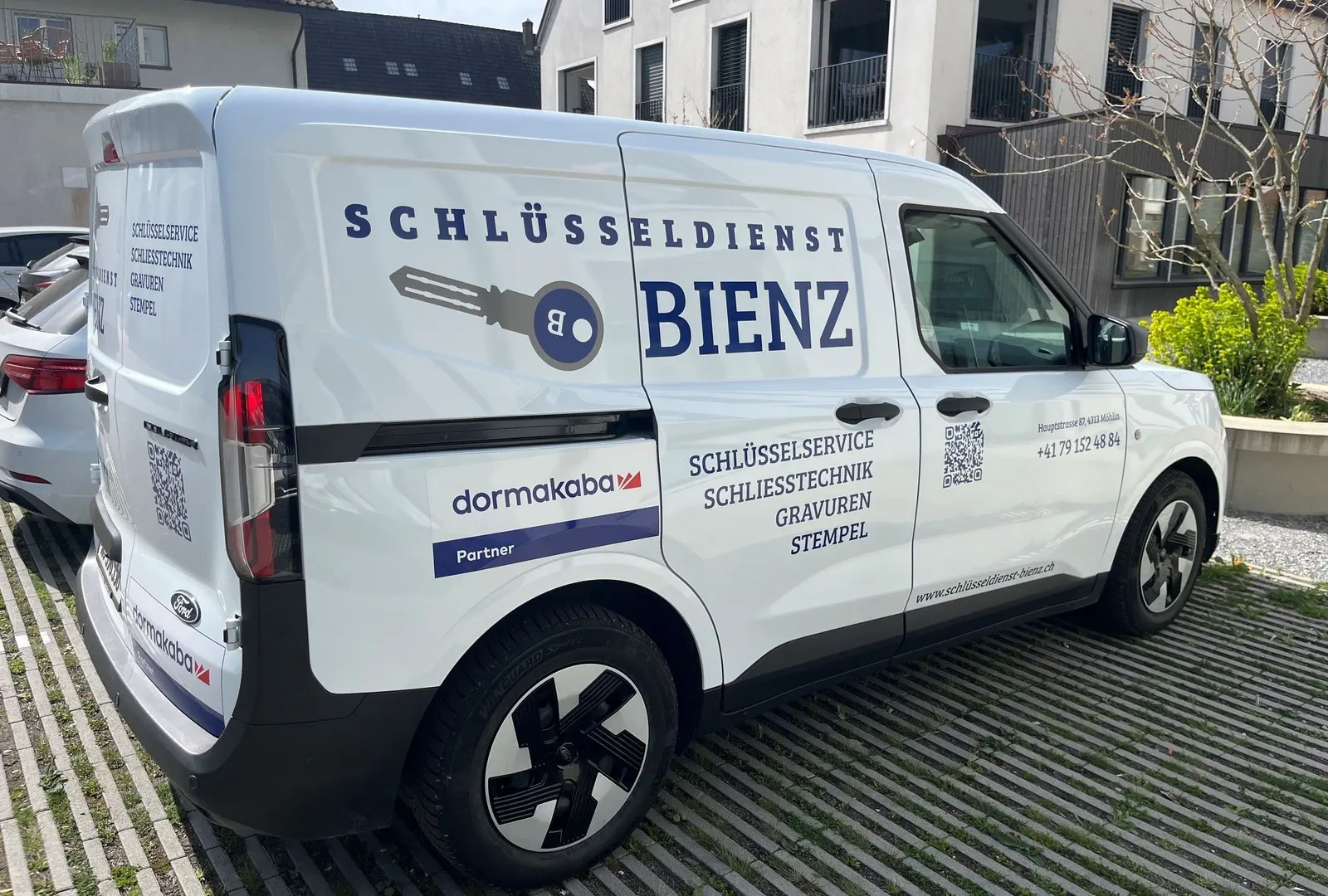 Firmenfahrzeug von Bienz Schliesstechnik mit dormakaba-Partner-Beschriftung