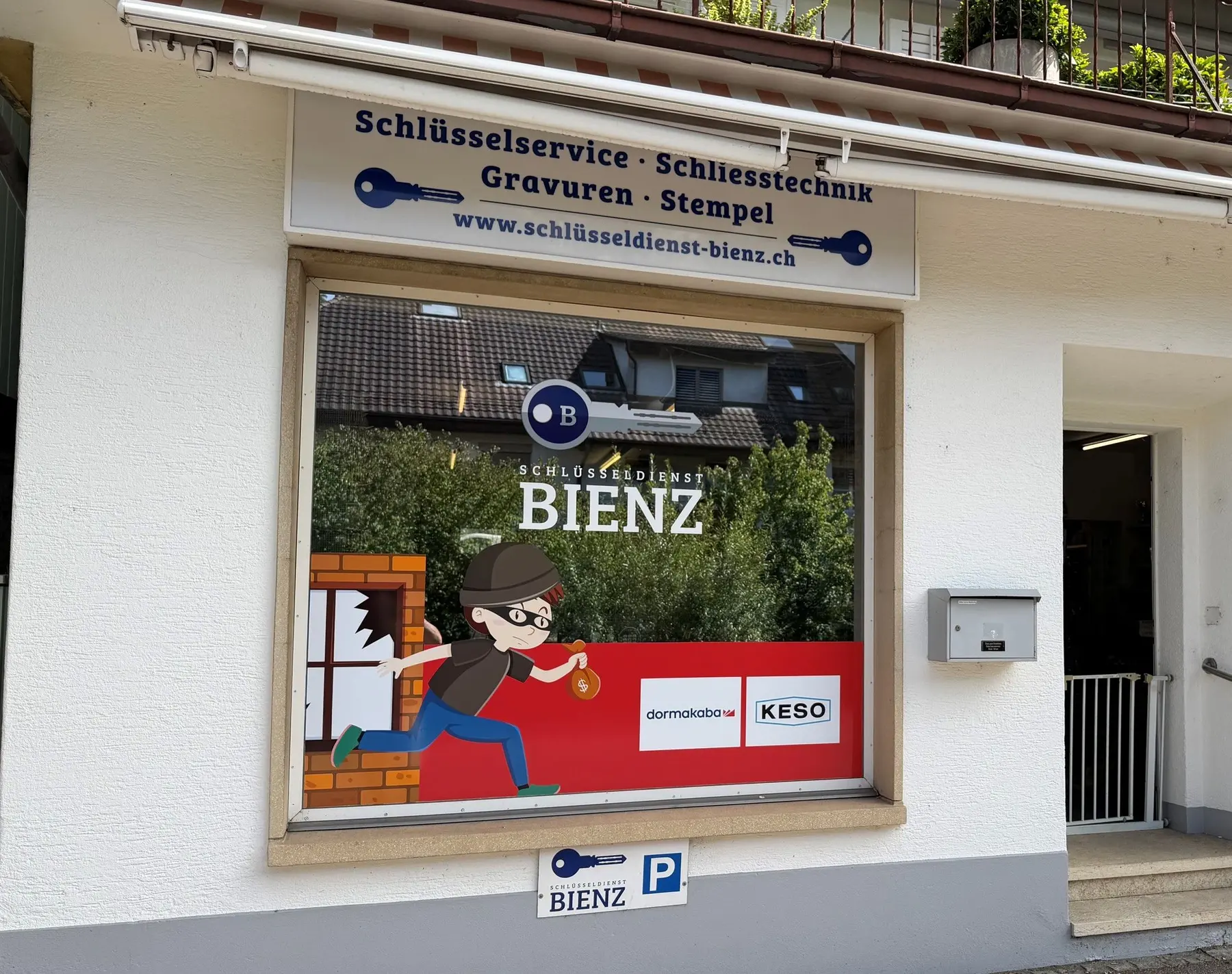 Ladengeschäft von Bienz Schliesstechnik an der Hauptstrasse 87 in Möhlin mit Schaufenster