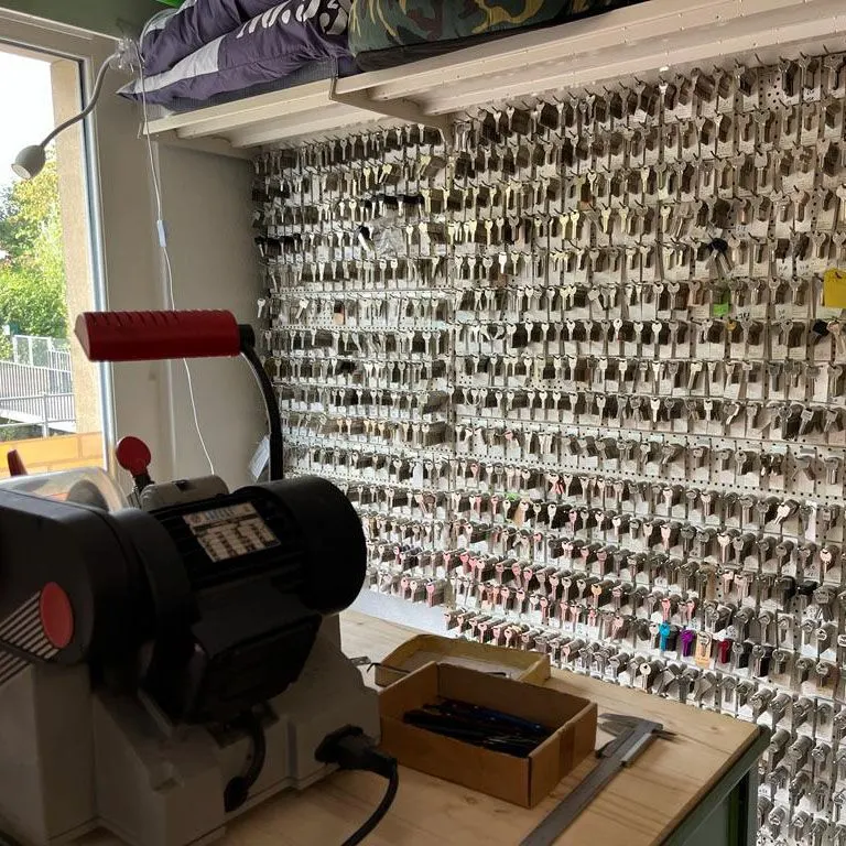 Schlüsselkopiermaschine in der Werkstatt