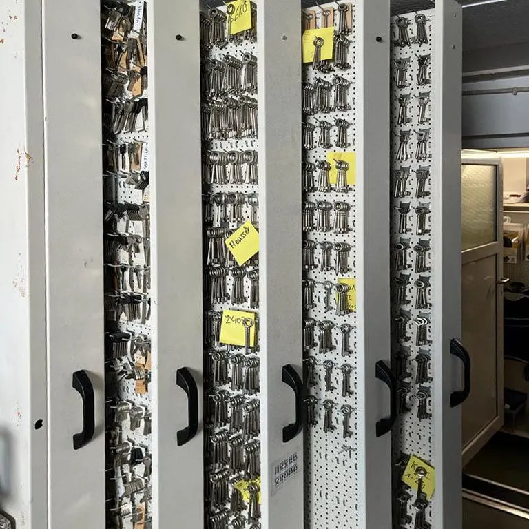 Sortierte Schlüsselschränke bei Bienz Schliesstechnik